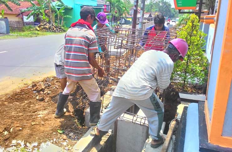 Pembangunan Drainase di Kantor Kecamatan Molor