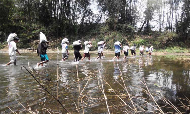 Hindari Jembatan Rusak, Resiko Diterjang Banjir