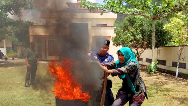 Warga Karanggayam Kebumen Dilatih Penanggulangan Kebakaran