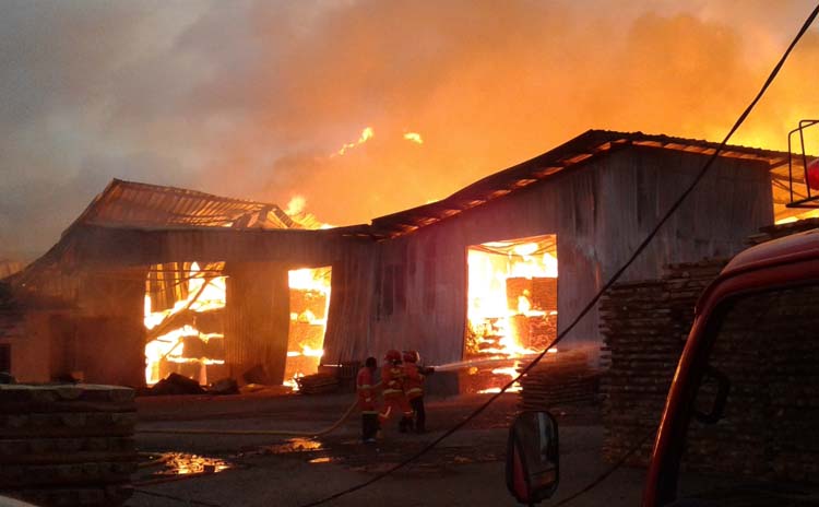 Pabrik Kayu di Majenang Ludes Terbakar