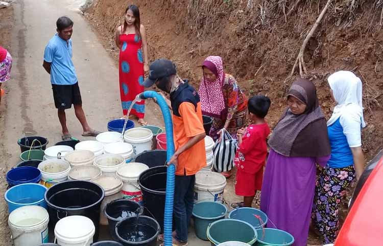 Mata Air Mulai Mengering, Warga Purwojati Andalkan Bantuan Air Bersih