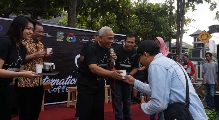 Angkat Kopi Lokal, Bagikan Kopi Gratis