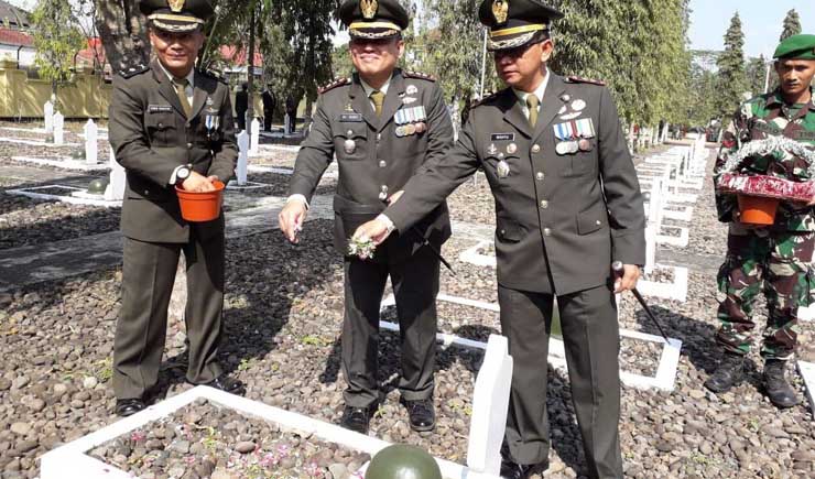 HUT TNI ke-73, Dandim Ziarah ke Makam Pahlawan