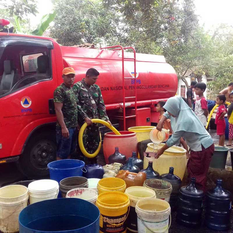 Koramil Wangon Bantu Distribusikan Air Bersih