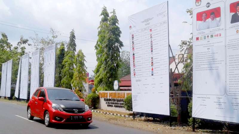 Baliho DCT Raksasa Hiasi KPU Banyumas