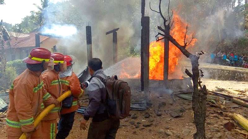 Gudang Penampungan Getah Pinus Perhutani  Kecamatan Sempor Terbakar