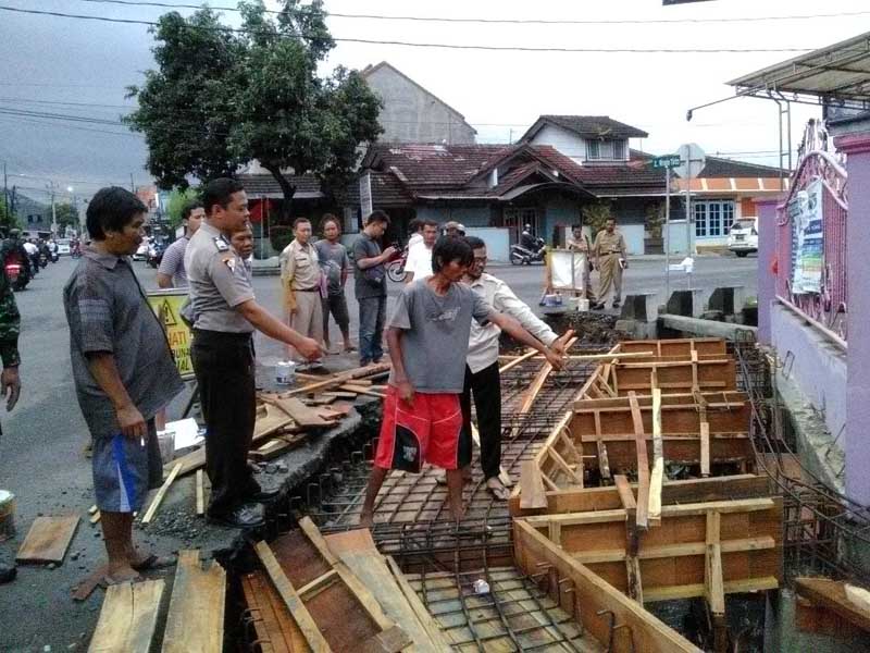 Hentikan, Taat Aturan Dan Ikuti Aspirasi Warga