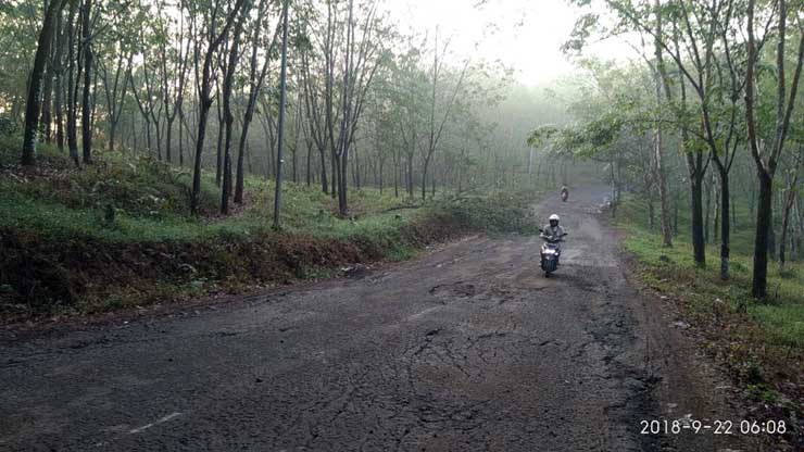 Jalan Utama Dayeuhluhur Rusak