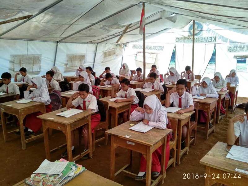 Siswa Sudah Tak Betah Belajar di Tenda