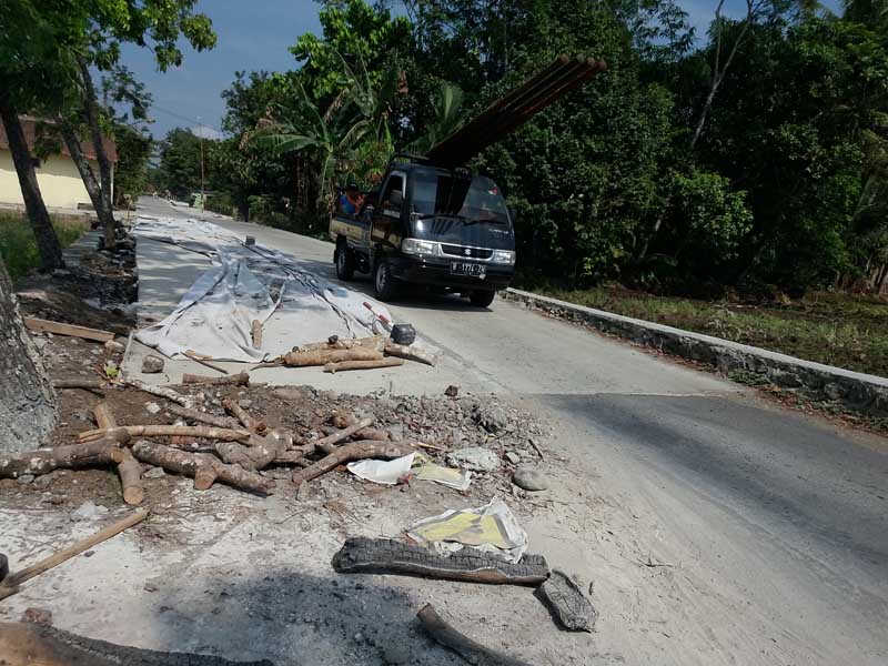 Jalan Gambarsari-Rabak Dibuka Satu Lajur