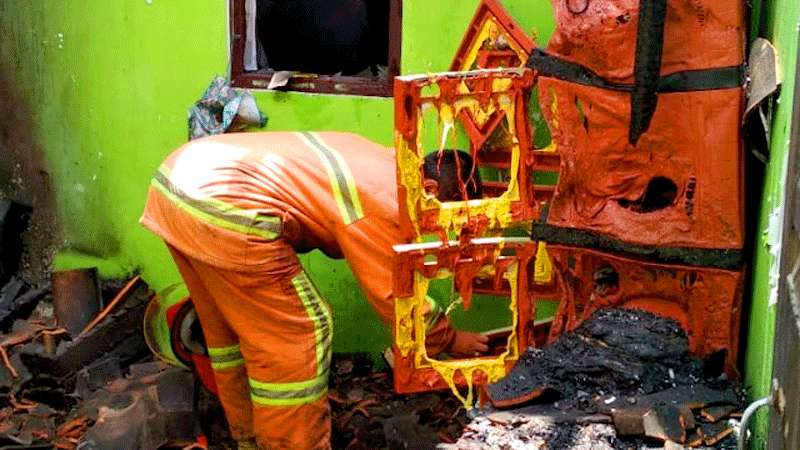 Main Korek Dekat Bensin, Rumah Terbakar