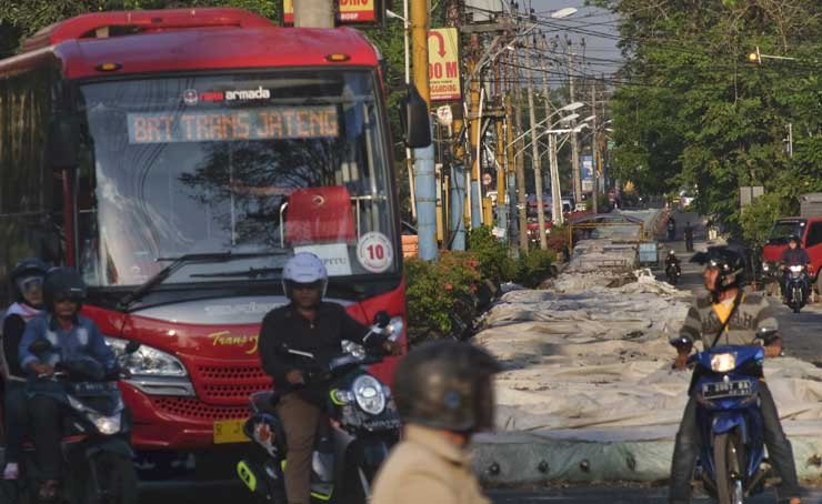 Betonisasi, Antrean Kendaraan Selalu Mengular