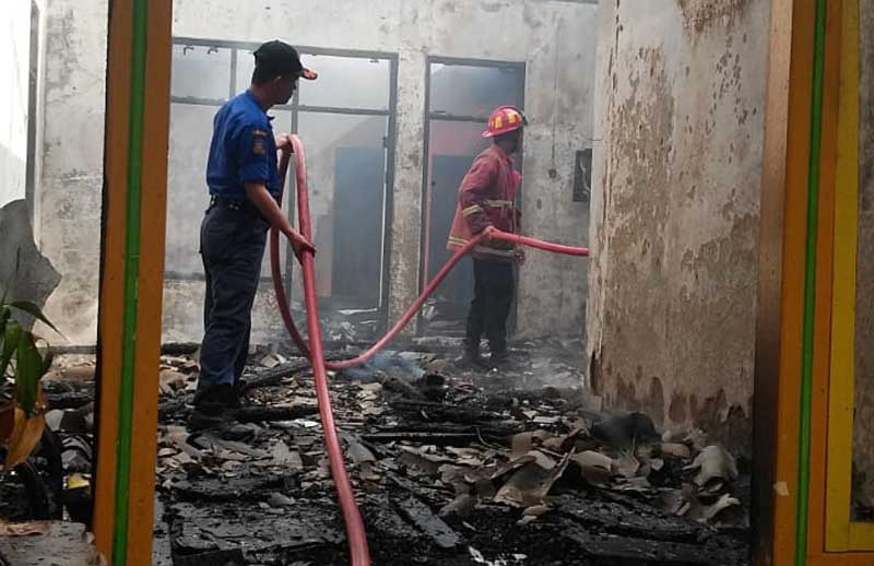 Cucu Mainan Lilin, Rumah Kakek Terbakar