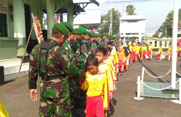 Siswa Mimpena Longmarch ke Kodim 0702