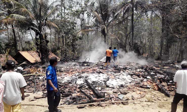 Rumah Menantu dan Mertua Ludes Terbakar