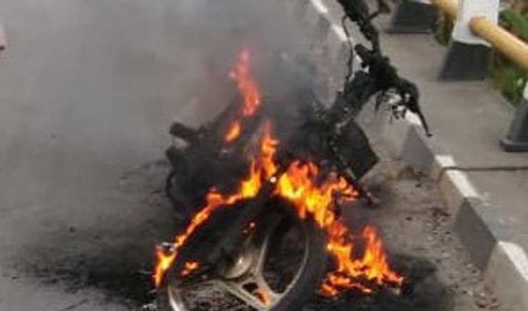 Sepeda Motor Terbakar di Tengah Jembatan