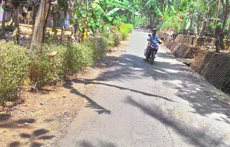 Bangun Rel Ganda, Jalan Desa Rusak