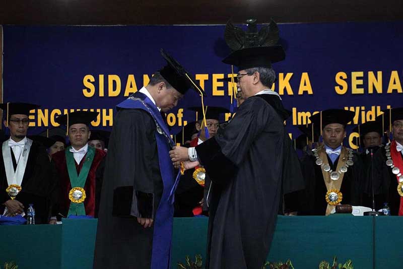 Serangga Antarkan Imam Widhiono Jadi Guru Besar