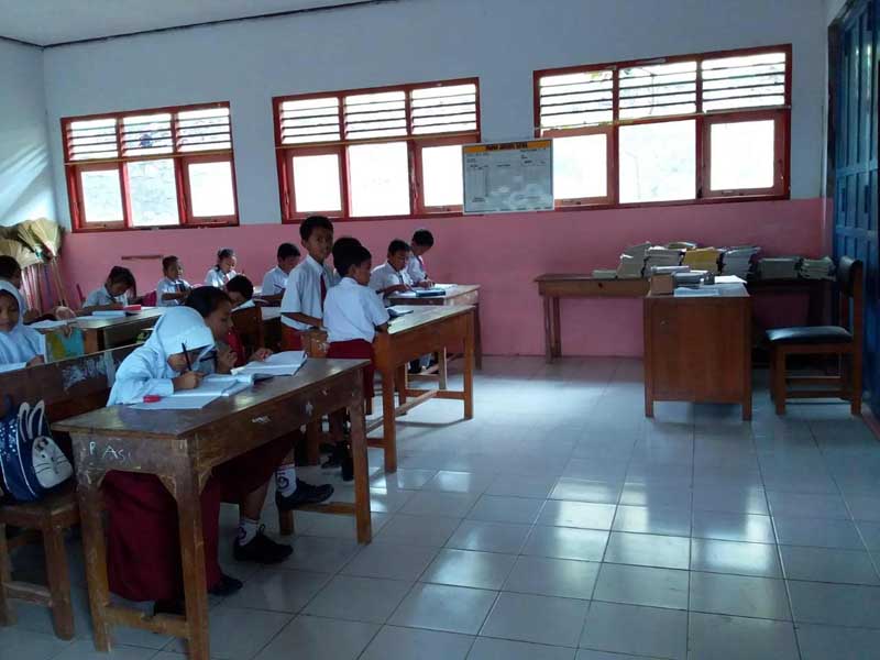 GTT Mogok, Kepala Sekolah Ikut Mengajar