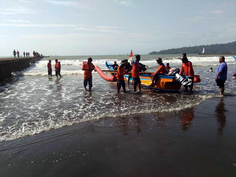 Perahu Nelayan Dihempas Gelombang, Satu Hilang