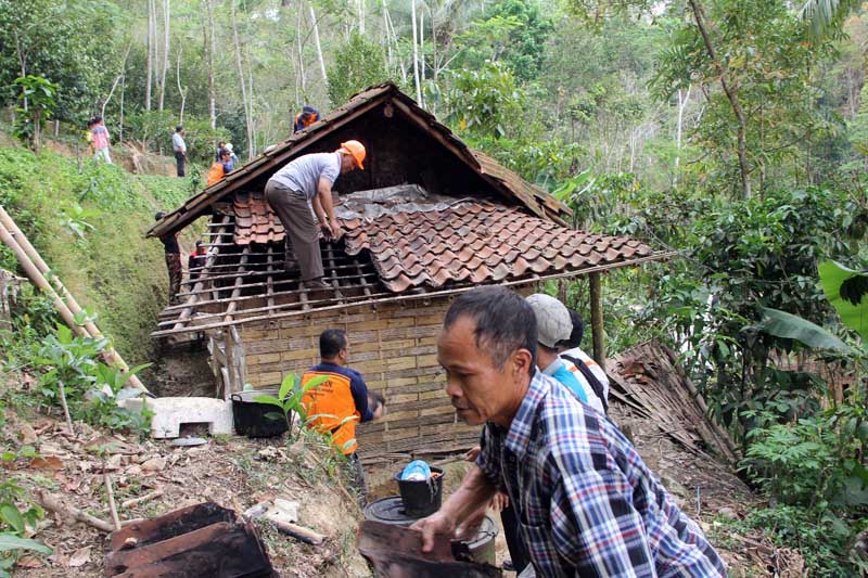 Rumah Reyot Milik Manisah Dipugar