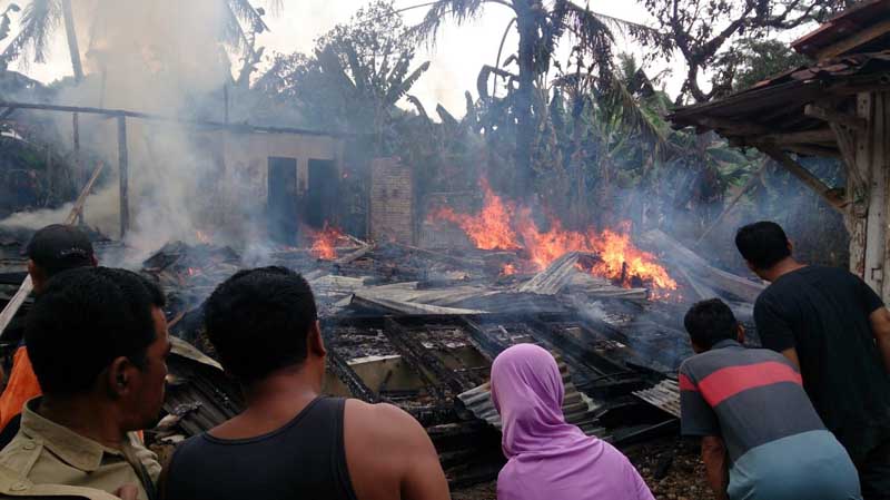 Tungku Dibiarkan Menyala, Dua Rumah Terbakar