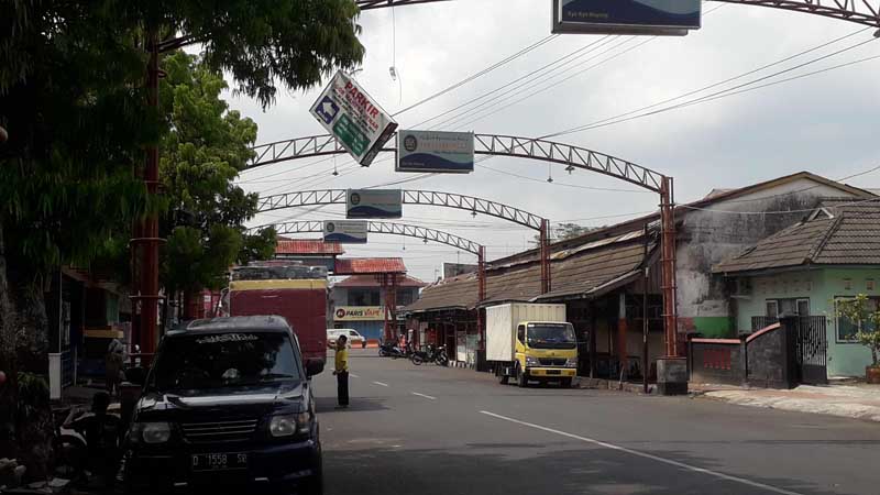 Tali Pengikat Papan Petunjuk Parkir Putus Dibiarkan Saja