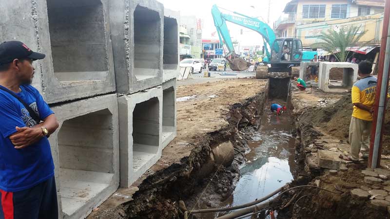 Tanah Dikeruk, Pertigaan A Yani Ditutup