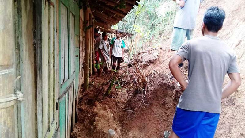 Tebing Longsor Timpa Rumah Warga