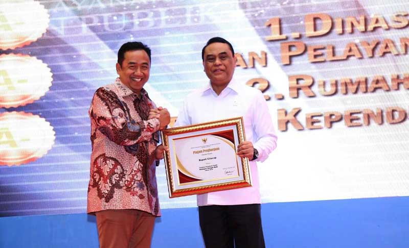 Cilacap Terima Penghargaan Pelayanan Publik