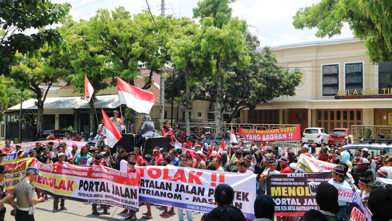 Lagi, Penambang dan Sopir Demo Pemortalan