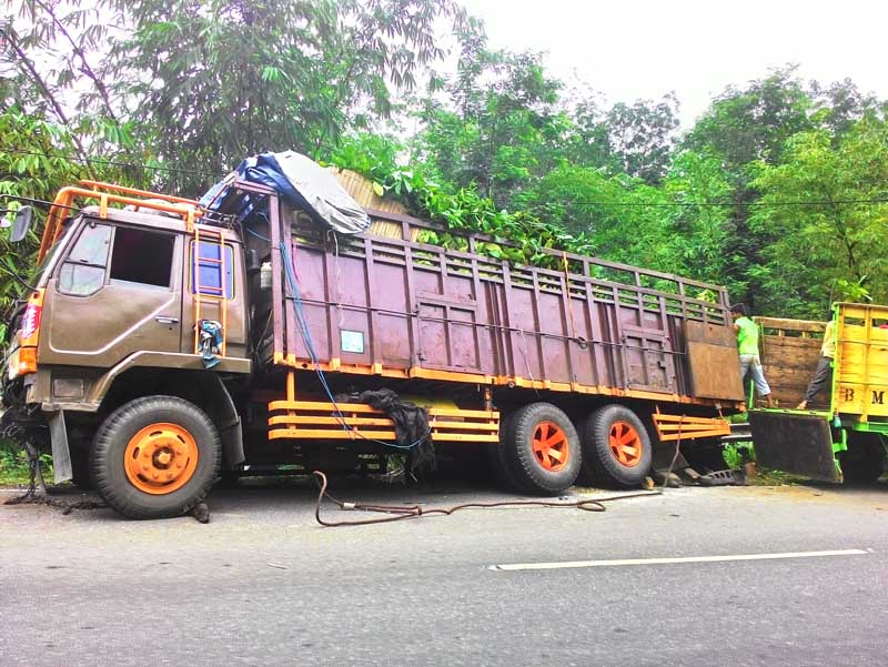 Tak Kuat Nanjak, Dua Truk Terguling