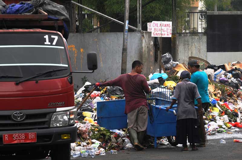 Petugas Sampah Bingung, Sampah Menggunung