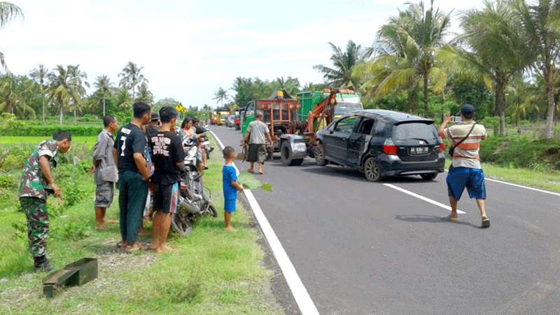 Honda Jazz Nyungsep ke Sawah di Kecamatan Ambal