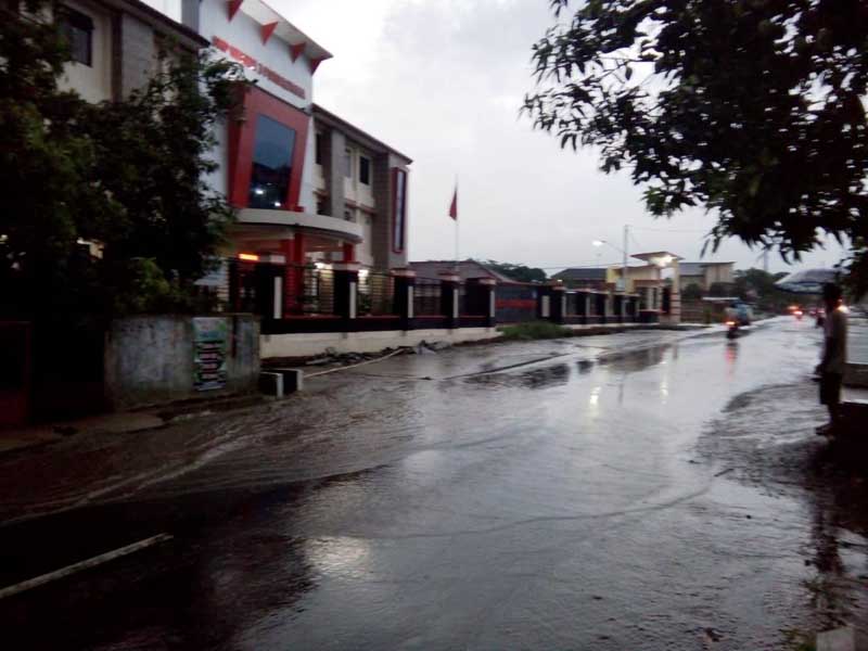 Hujan Dua Jam, Jalan Kota Tergenang Sebetis