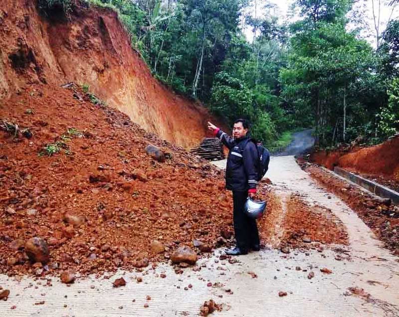 Jalan Banjarnegara - Purbalingga Tertutup Longsor