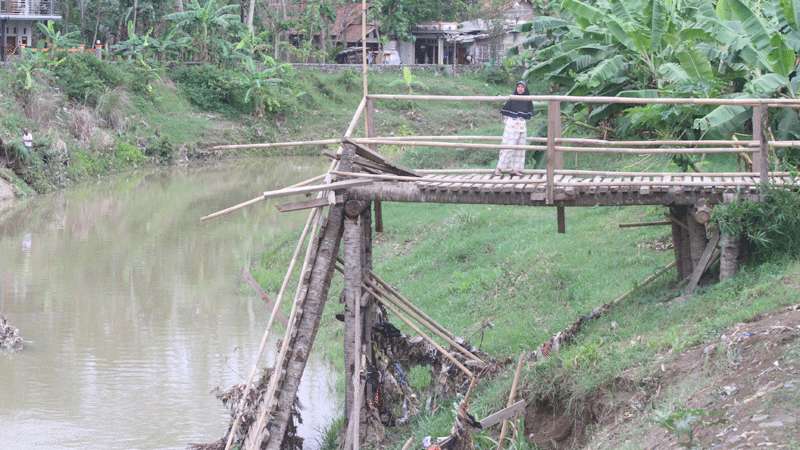 Jembatan Darurat Pasar Sruni Kecamatan Alian Hanyut Diterjang Banjir