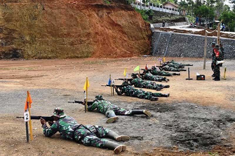 Ketepatan Menembak Prajurit Minimal 75 Persen