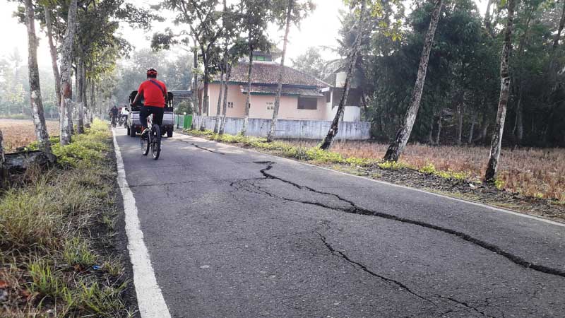 Jalan Mulai Retak dan Rusak Parah