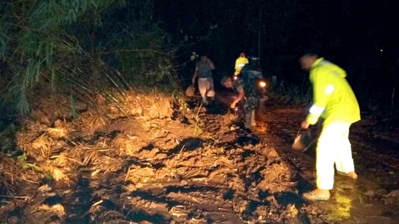 Longsor, Jalan Raya Karangsambung Tertimbun Tanah