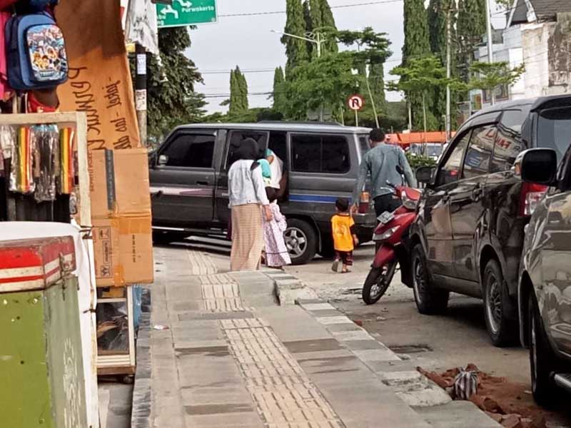 Trotoar Jadi Tempat Parkir Kendaraan, Kenapa?