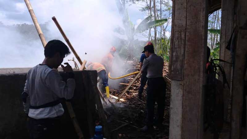 Pabrik Kayu Bandingan Terbakar