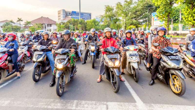 Pengendara Motor Cari Kutu Saat Lampu MerahPengendara Motor Cari Kutu Saat Lampu Merah