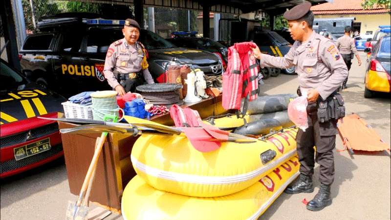 Peralatan SAR Polres Kebumen Dicek