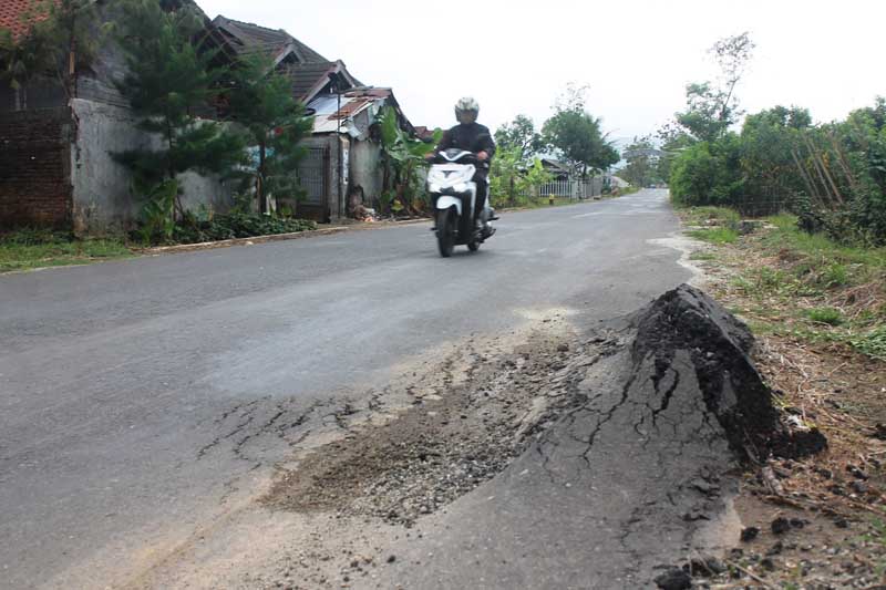 Ratusan Warga Protes Operasional Truk Pasir Putih