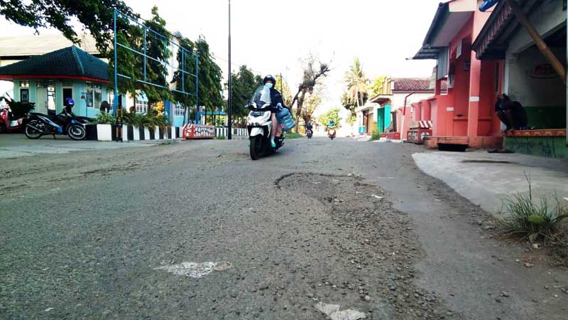 Jalan Rusak Tujuh Tahun Tak Diperbaiki