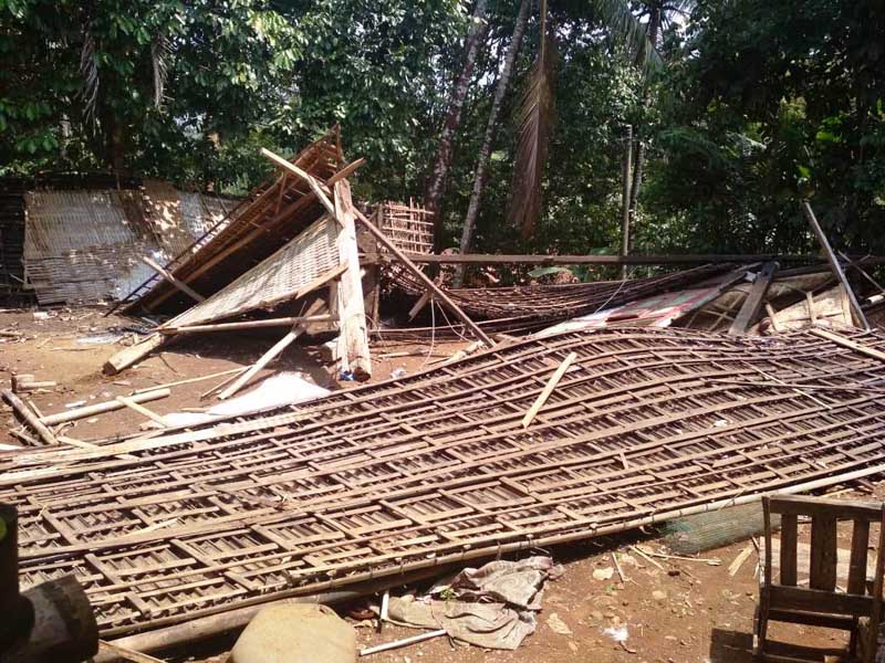 Rumah Roboh Diterjang Angin Kencang