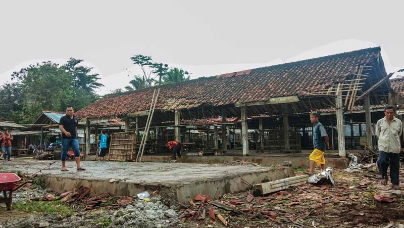 Tertimpa Pohon Tumbang, Los Pasar Hancur