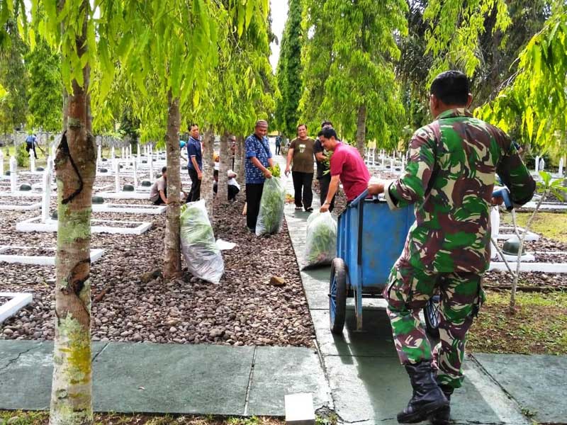 Jelang Hari Pahlawan, Tentara Bersihkan TMP Tanjung