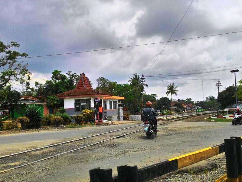 Aspal Rusak, Perlintasan KA Rawan Laka